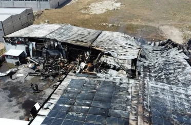 Sucuk fabrikası yangın sonrası enkaza döndü 