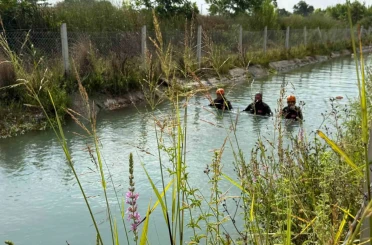 Sulama kanalı kenarında eşyaları bulunan sera işçisini arama çalışmaları ikinci günde de sürüyor 