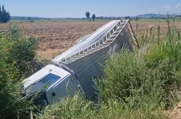 Sulama kanalına uçan kamyonetteki 2 kişi yaralandı 