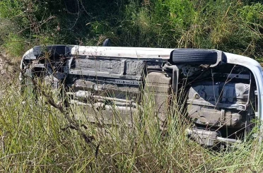 Sulama kanalına uçan otomobilin sürücüsü kazayı yara almadan atlattı 