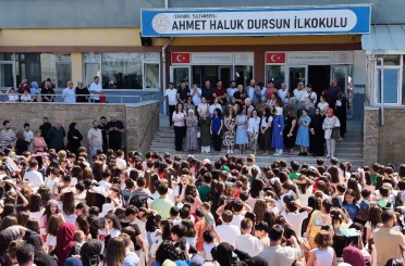 Sultanbeyli’de 37 yıllık öğretmene duygu dolu uğurlama: Öğrencilerinden konfetili sürpriz 