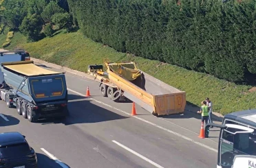 Sultanbeyli’de hafriyat kamyonu dorsesi üst geçide çarptı 