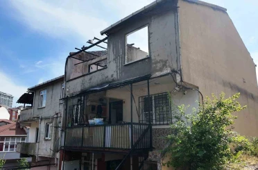 Sultanbeyli’de izolasyon malzemeleri tutuşan çatı alevlere teslim oldu 