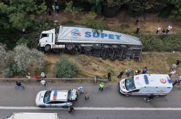 Sultanbeyli’de tır devrildi: 1 yaralı 