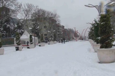 Sultangazi’de çocuklar kardan adam yaptı, karın keyfini çıkardı 