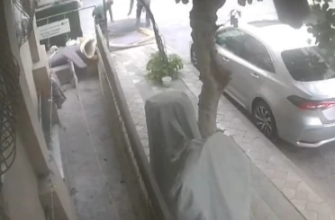 Sultangazi’de hurdacılar çöp konteynerini "atölyeye" çevirdi 