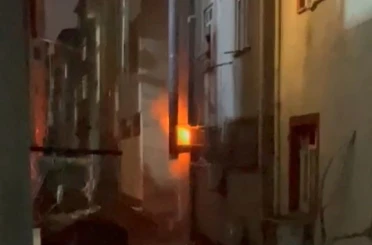 Sultangazi’de kebap salonunda yangın: Alevlere hortum ve kovalarla müdahale ettiler