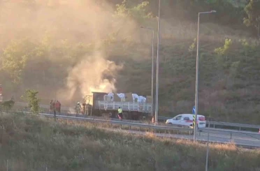Sultangazi’de malzeme yüklü kamyon alev alev yandı 