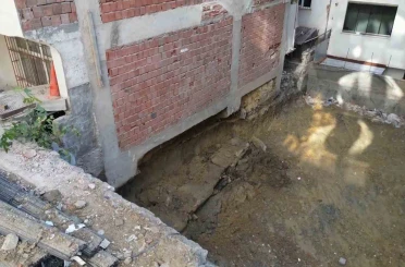 Sultangazi’de temel kazısı sırasında yan bina zarar gördü: Tedbir amaçlı boşaltıldı 