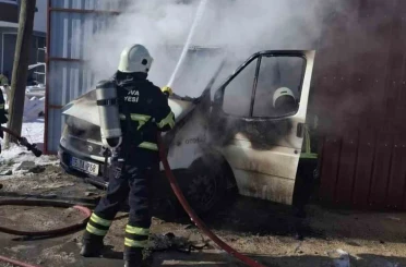Suluova’da park halindeki kamyonet yandı 