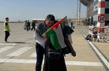 Sumud Filosu’na katılan Batmanlı aktivist doktor havaalanında karşılandı 