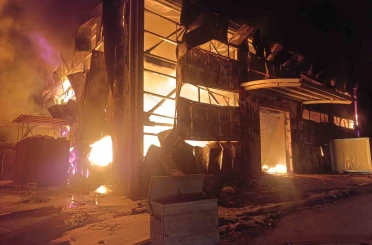 Sünger deposu alevlere teslim oldu 