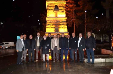 Sungurlu Belediye Başkanı Dere, vatandaşlara kandil simidi ikram etti 