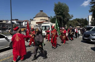 Sünnet çocukları mehteran eşliğinde tarihi sokaklarda yürüdü 