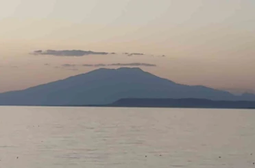 Süphan Dağı zirvesindeki bulut, Van Gölü ile görsel şölen oluşturdu 