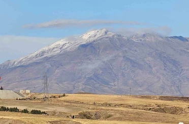 Süphan Dağı’na mevsimin ilk karı düştü 