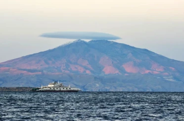 Süphan Dağı’nın zirvesinde ‘mercek bulutu’ görsel şölen oluşturdu 