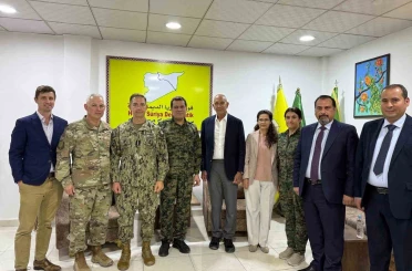 Suriye Özel Temsilcisi Barrack Suriye’de SDG’li Mazlum Abdi’yi ziyaret etti 