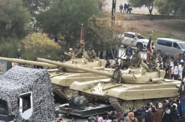 Suriye’de Esad’ın devrilmesinin yıl dönümünde yeni ordudan askeri geçit töreni 