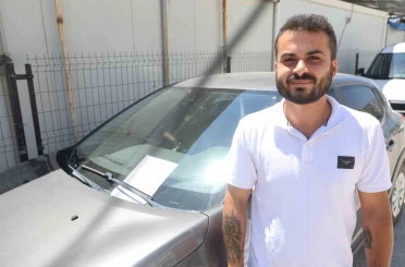 Sürttüğü aracın sahibini bulamayınca ön cama ‘Arabaya hafif sürttüm, lütfen bana ulaşın’ notunu bıraktı 