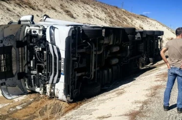 Sürücüsünün direksiyon hakimiyetini kaybettiği Tır yan devrildi 