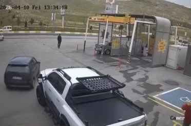 Sürücüsünün el frenini çekmeyi unuttuğu otomobil anayola çıktı 