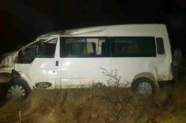 Sürücüsünün kontrolünden çıkan midibüs tarlaya uçtu: 1 yaralı