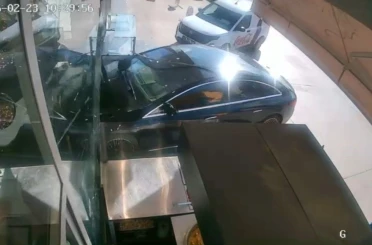 Sürücüsünün kontrolünü kaybettiği otomobilin pastaneye girdiği an kameraya yansıdı 