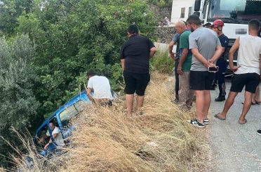 Sürücüsüyle şarampolde asılı kalan otomobil, beton mikserine halatla sabitlendi 