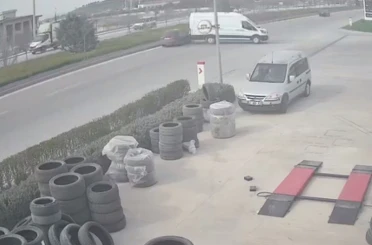 Sürücüsüz minibüs yola çıktı, seyir halindeki araçların arasına daldı