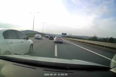 Sürücüyü sıkıştıran trafik magandası kamerada 