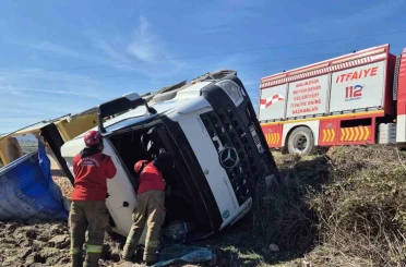 Susurluk’ta devrilen tırda 1 kişi yaralandı 