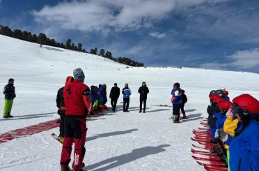Susuz Kaymakamı Tutal’dan geleceğin kayakçılarına moral ziyareti 