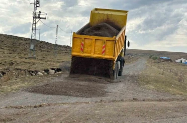 Susuz’da köy yollarının yapımı sürüyor 