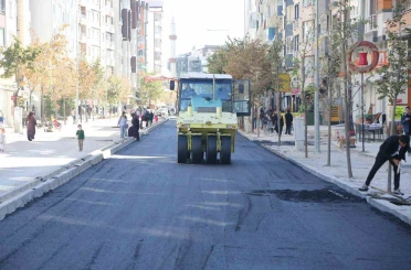 Suvaroğlu Caddesi’nde sıcak asfalt serimi yapılıyor 