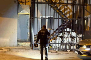 Tabancayla uğraşırken kendini vurdu, silahı yangın merdivenine sakladı 