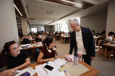 Tahmazoğlu, Şahinbey Millet Kütüphanesi’nde öğrencileri ziyaret etti 