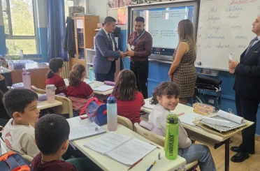 Takdir toplayan davranış: Hediye kabul etmeyen öğretmenlerinin adına tekerlekli sandalye desteğinde bulundular