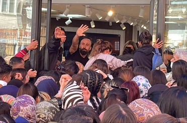 Takı ve kozmetik ürün mağazası açılışında izdiham 