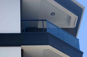 Takılmayan cam korkuluk boşluğundan aşağıya düşen çocuk yaralandı 
