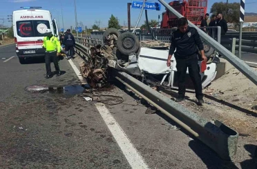 Takla atan otomobil direğe ve bariyerlere çarptı: 2 yaralı 