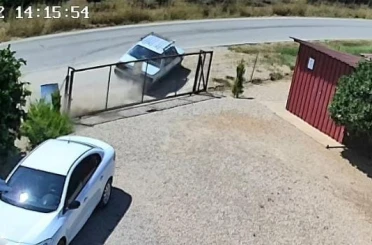 Takla atan otomobil güvenlik kamerasına yansıdı: Aynı aileden 2 kişi yaralandı, 3 çocuk kurtuldu 