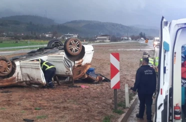 Takla atan otomobildeki 2 kişi yaralandı 