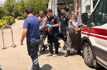 Takla atan otomobildeki 4 kişi yaralandı 