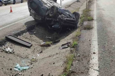 Takla atan otomobilden 2 kişi yaralı kurtuldu