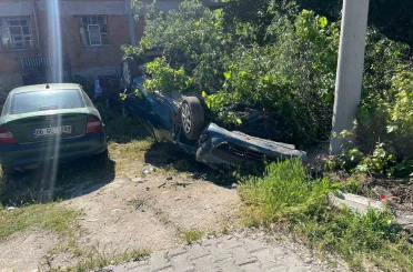Takla atıp bahçeye devrilen otomobilin sürücüsü yaralandı 