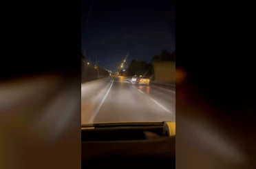 Taksiciler aracı kıskaca aldı, tehlikeli anlar kamerada 