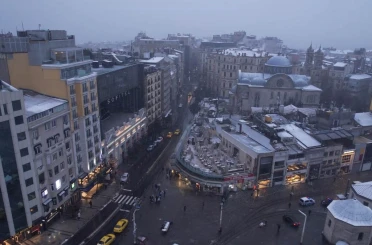 Taksim’de kar yağışı etkili oluyor 