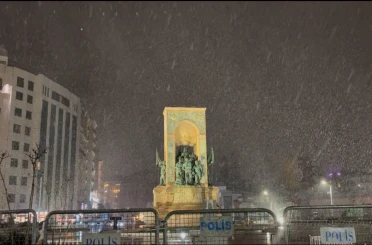 Taksim’de kar yağışı gece saatlerinde etkisini gösterdi 