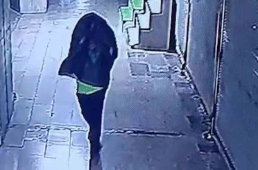 Tanınmamak için başına çöp poşeti geçirip yangın çıkaran şahıs kameralara yakalandı 